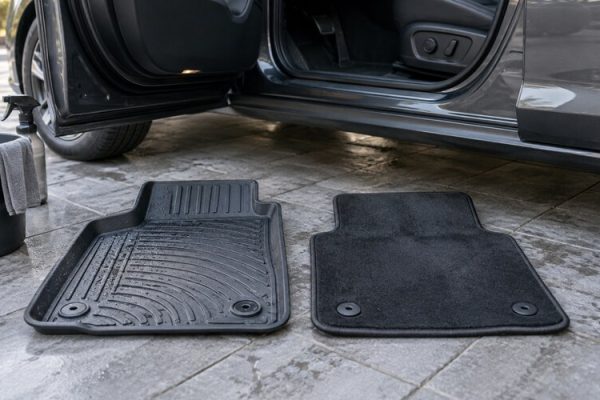 Otomobil yanında kauçuk ve halı araç paspasları